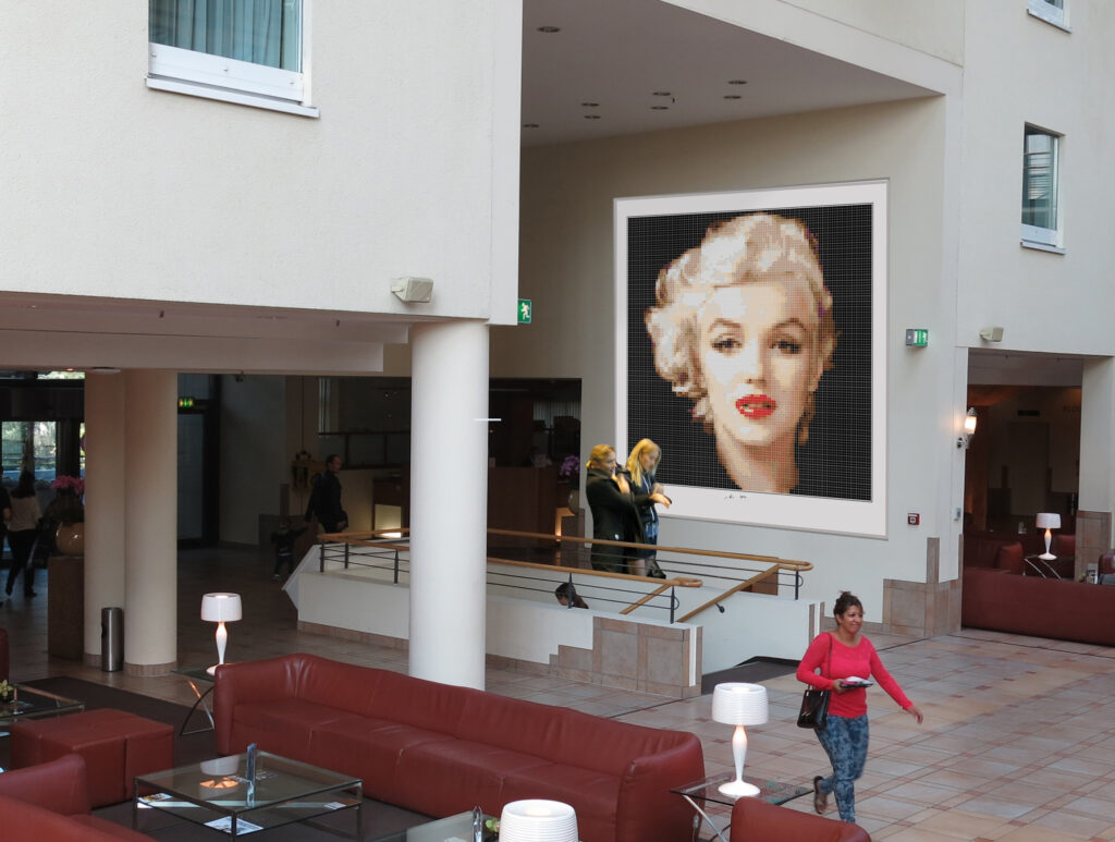 Großformatiges Marilyn Monroe Wandbild im bunten Pop Art Stil für moderne Foyers, Eingangsbereiche und natürlich für Zuhause.